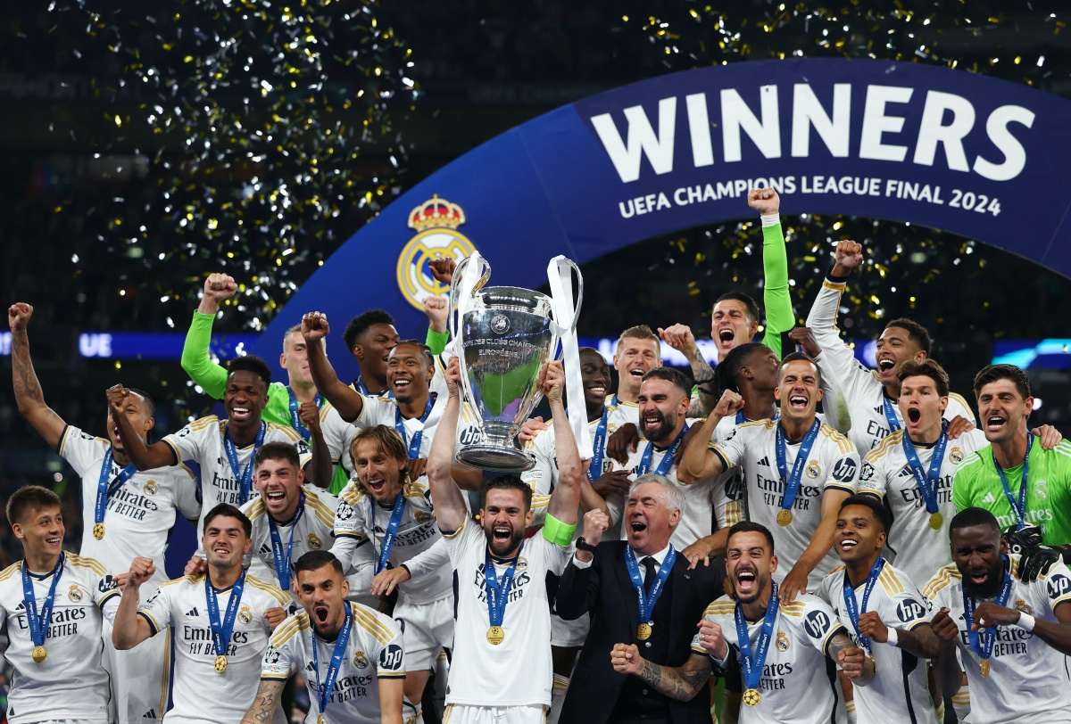 Màn nâng cúp hoành tráng của Real Madrid