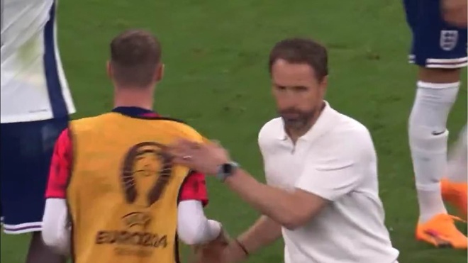 Cole Palmer không thèm nhìn mặt HLV Southgate