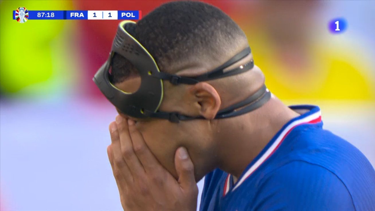 Mbappe hốt hoảng rồi chửi thề