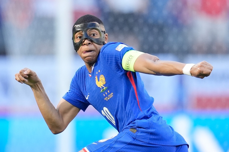 Có gì bên trong chiếc mặt nạ của Mbappe
