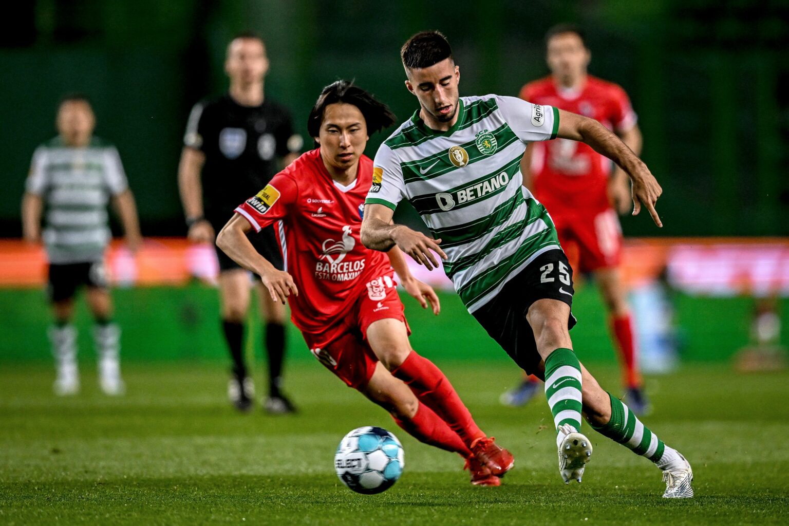 Ảnh bài viết Rất nhanh chóng, Man Utd chi hơn 40 triệu euro cho trung vệ  mới
