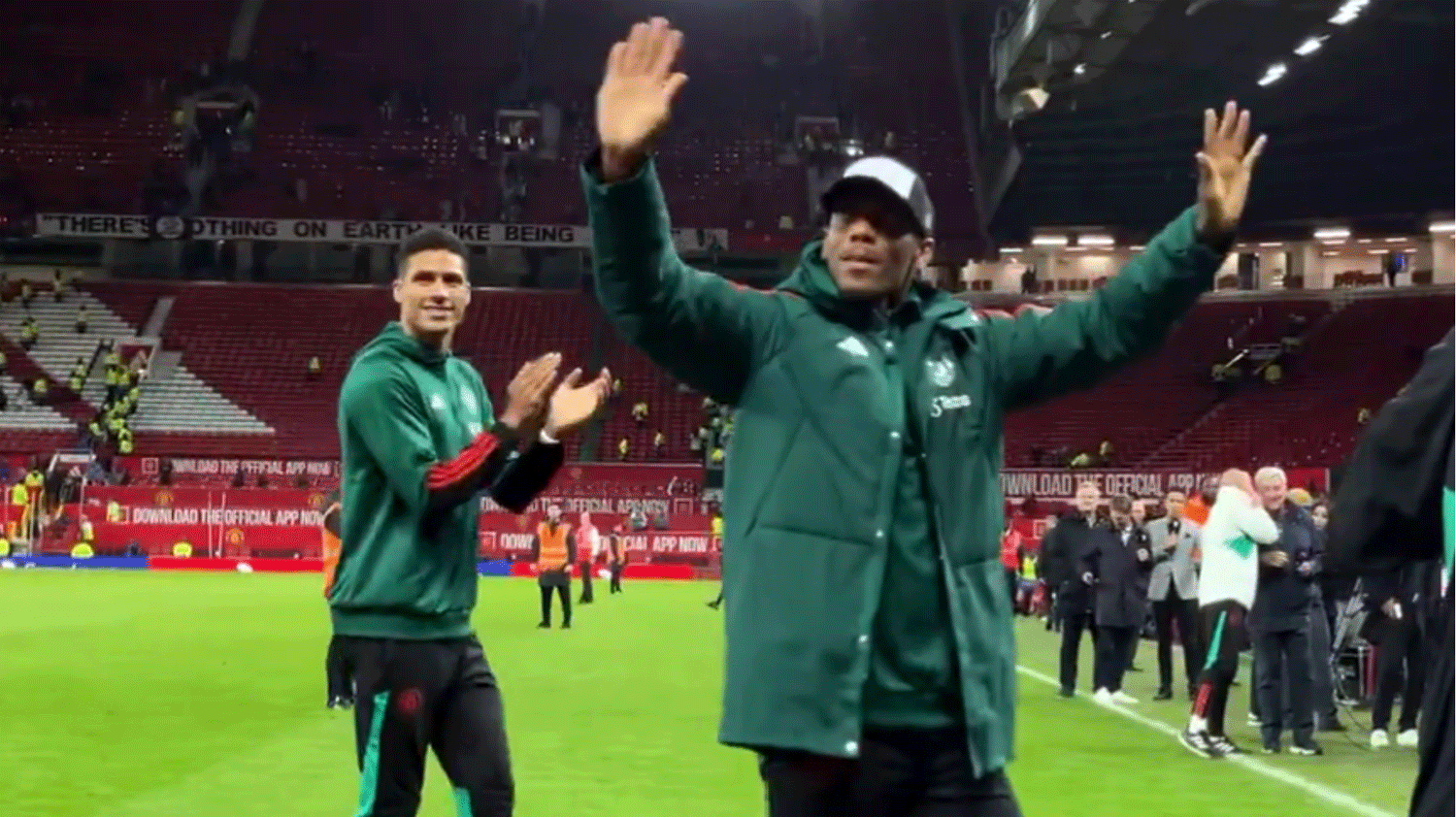 CHÍNH THỨC! Man Utd cùng lúc chia tay 8 cầu thủ