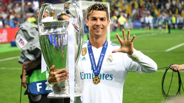 SỐC! Alexis Sanchez nhận tối hậu thư từ Ronaldo cho việc 'chọn số áo' - Bóng Đá