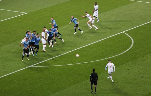 Thua đau Uruguay, Ronaldo vẫn san bằng kỷ lục thế giới - Bóng Đá