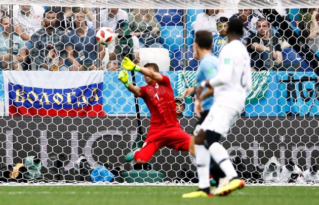 Thủ môn Uruguay kéo dài danh sách thảm họa tại World Cup 2018 - Bóng Đá