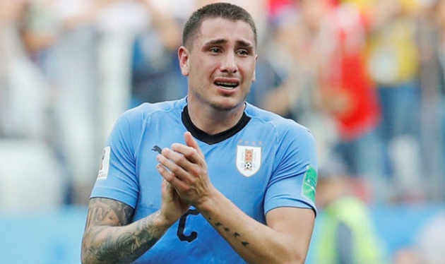 Sao Uruguay khóc nức nở dù trận đấu chưa kết thúc - Bóng Đá