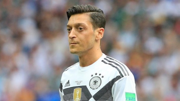 Wenger: "Tôi không thích Ozil giã từ tuyển Đức"
