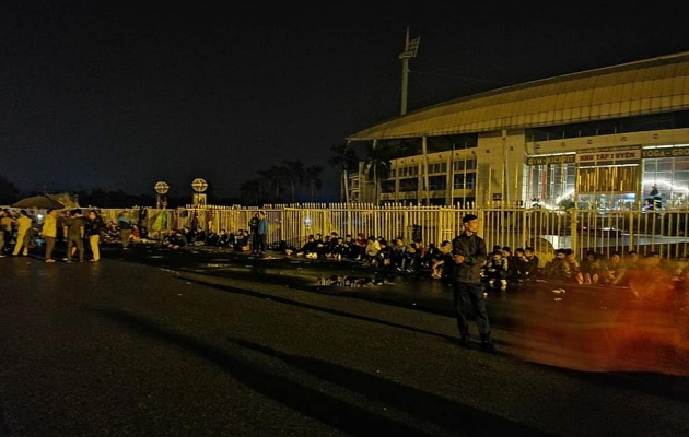 Chùm ảnh: NHM xếp hàng dài, chờ từ đêm để mua vé trận Việt Nam - Malaysia - Bóng Đá
