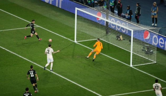 Ảnh bài viết 'Đã có sự tranh cãi giữa Young và Lindelof'