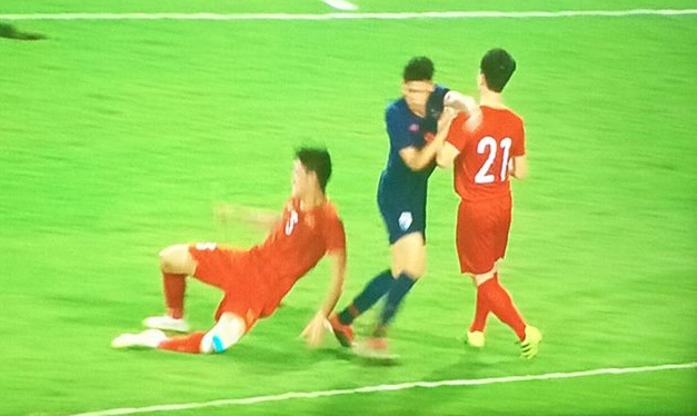 'Thẻ đỏ của Supachai là hệ quả của việc bị U23 Việt Nam dồn ép' - Bóng Đá