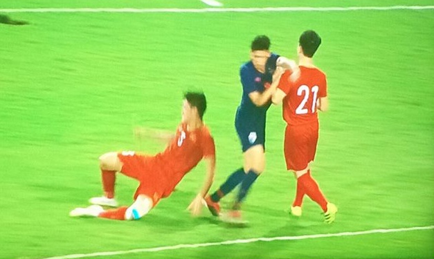 'Thẻ đỏ của Supachai là hệ quả của việc bị U23 Việt Nam dồn ép'