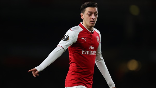 'Emery không tin tưởng Ozil...'