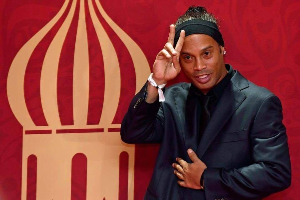 When Ronaldinho signed for Flamengo in 2011, he demanded a clause that allowed him to go to nightclubs 2 nights per week - Bóng Đá