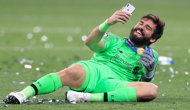 Alisson is the first goalkeeper in history to win three Golden Gloves in a single season - Bóng Đá