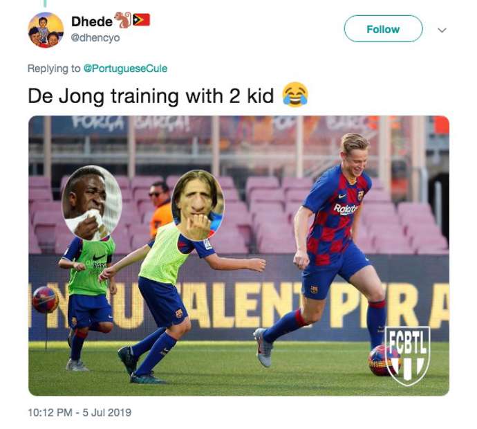 Frenkie de Jong made some kids look like Modric and Vinicius during Barça presentation - Bóng Đá
