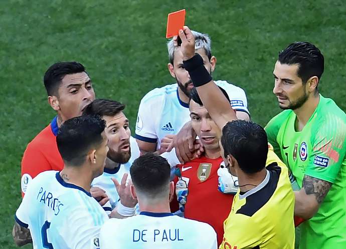 Khiến Messi nhận thẻ đỏ, thủ quân Chile nói gì? | Bóng Đá