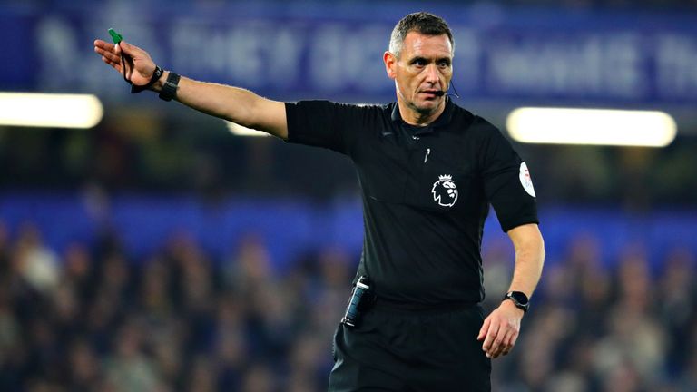 Referee Andre Marriner appointed Premier League's first VAR ahead of Liverpool vs Norwich - Bóng Đá