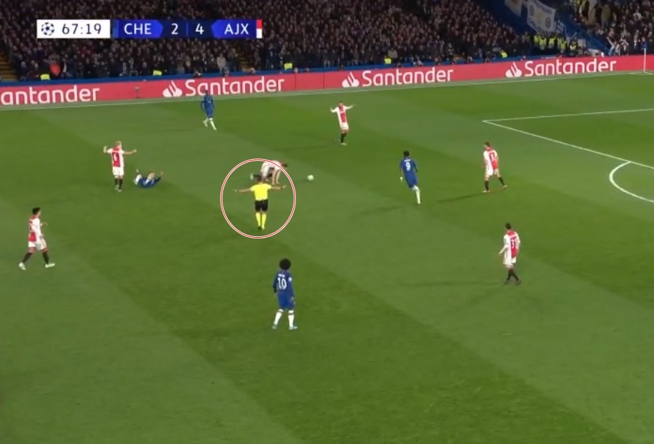 Toàn cảnh về tình huống 2 thẻ đỏ + 1 quả penalty ở trận Chelsea - Ajax - Bóng Đá