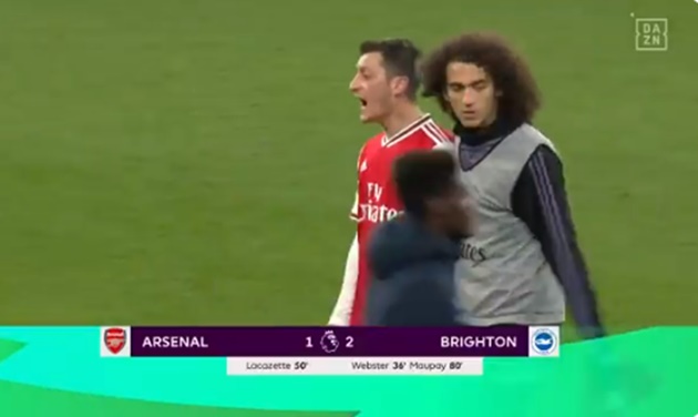 Mesut Ozil fumes at Per Mertesacker as he leaves pitch after Arsenal's Brighton loss (Lacazette) - Bóng Đá