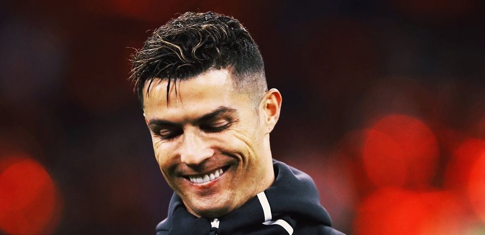 SỐC: Ronaldo nổi điên, vung tay tính 'tẩn' NHM muốn selfie - Bóng Đá
