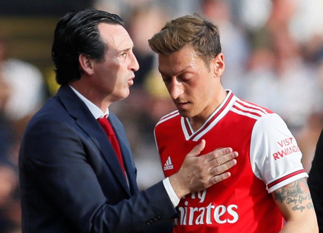Unai Emery hits out at Mesut Ozil as he claims Arsenal star lacks aggression and relies on other players around him - Bóng Đá