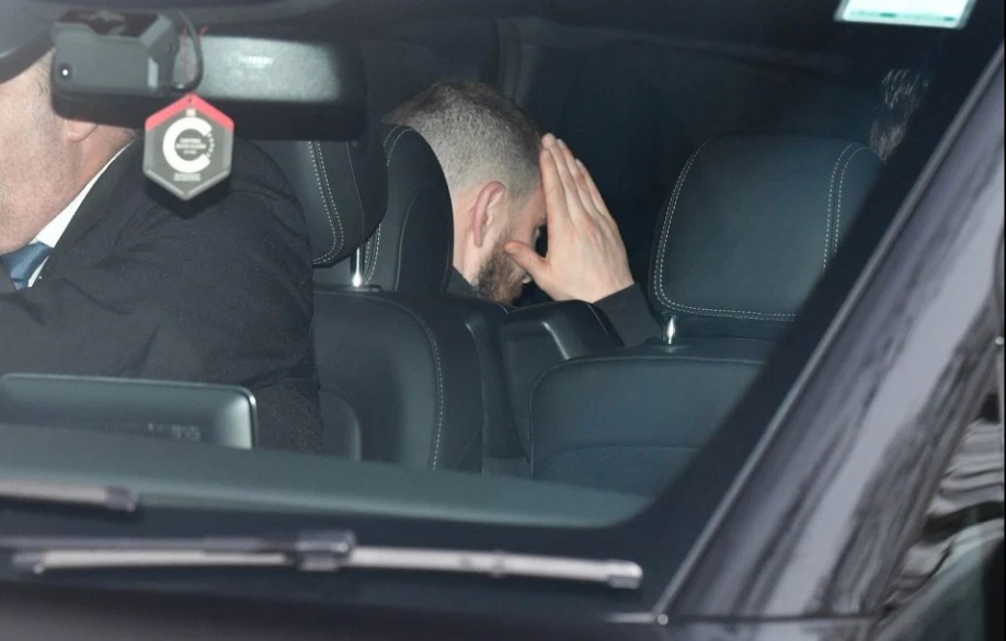 Mystery man who sent Man Utd fans wild after arriving at training ground while hiding face revealed - Bóng Đá