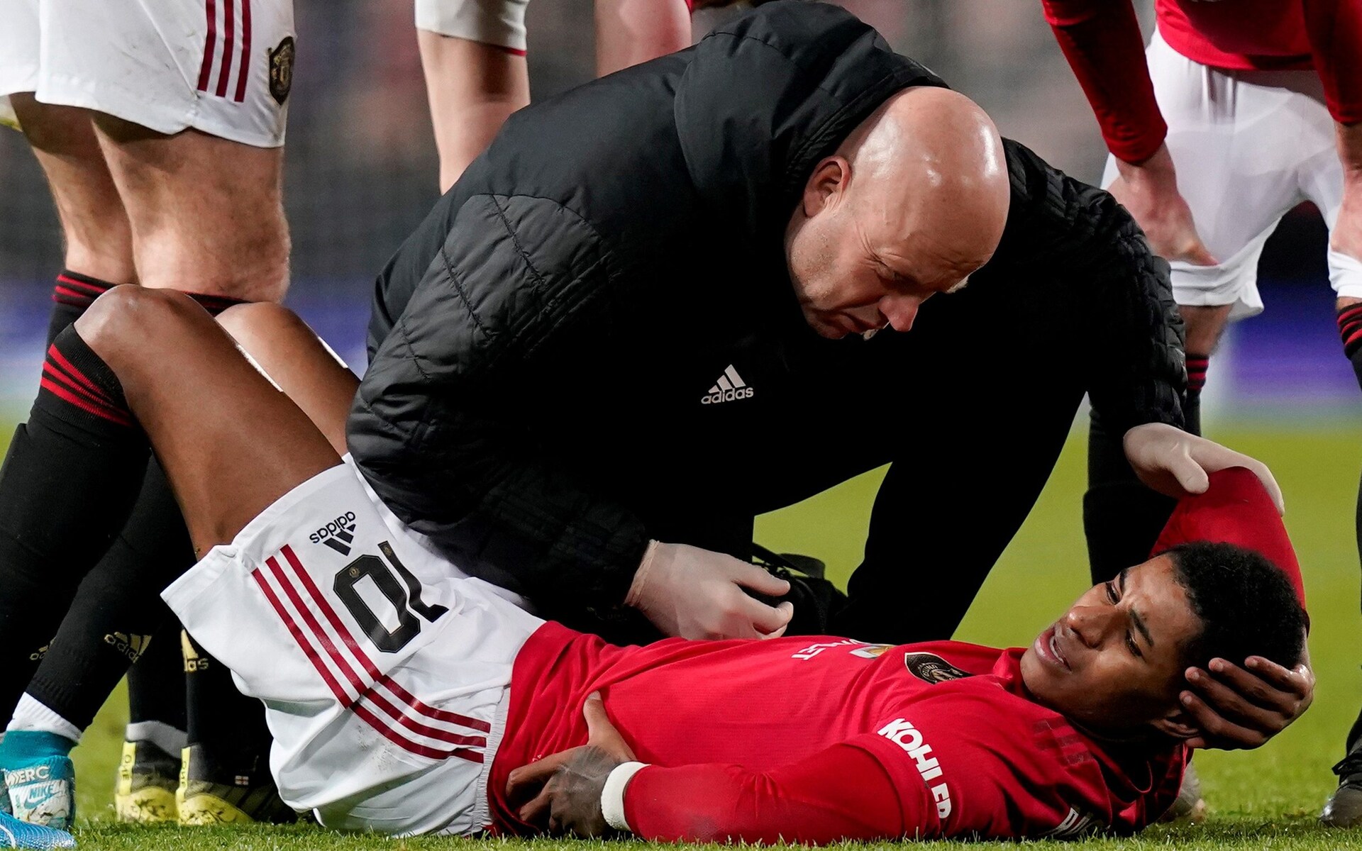 Manchester United accused of failing to protect Marcus Rashford following back injury that could end his season - Bóng Đá