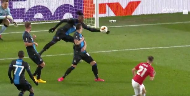 Cho Man Utd 'hưởng lợi', trọng tài đã đúng hay sai?