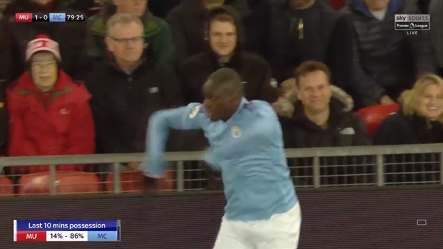 23 hình ảnh thú vị trận derby Manchester: 'Đam mê' United là bất diệt! - Bóng Đá