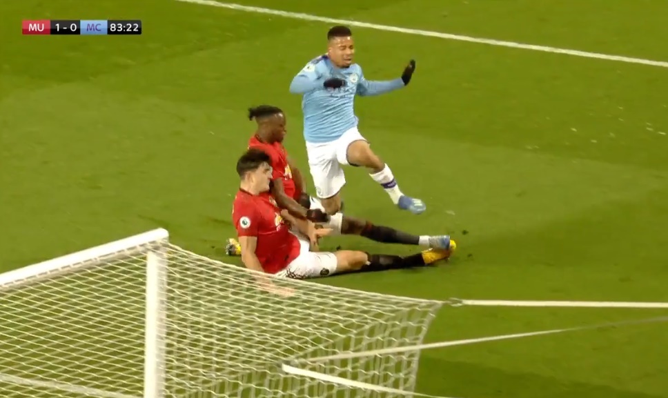 23 hình ảnh thú vị trận derby Manchester: 'Đam mê' United là bất diệt! - Bóng Đá