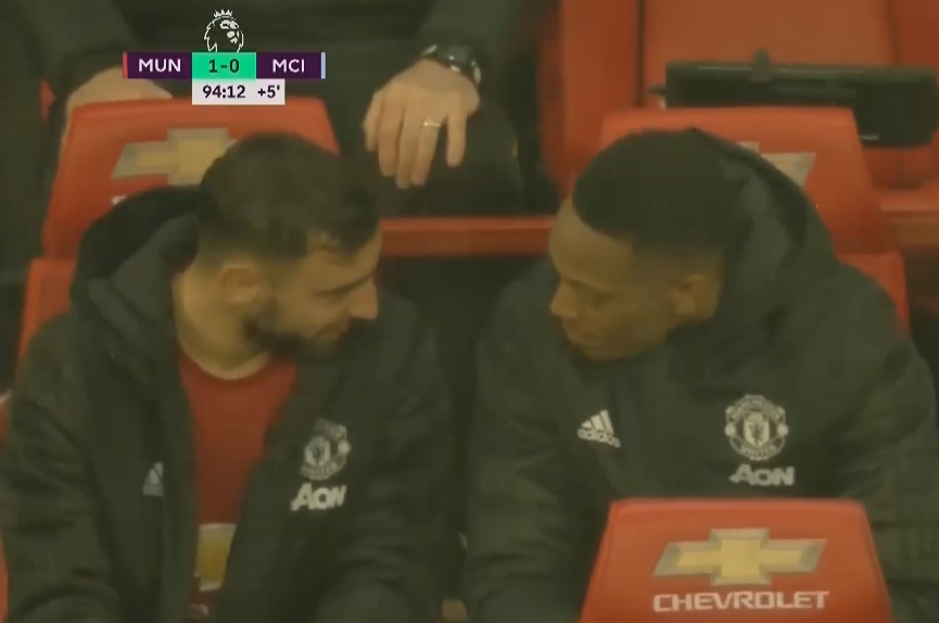 23 hình ảnh thú vị trận derby Manchester: 'Đam mê' United là bất diệt! - Bóng Đá