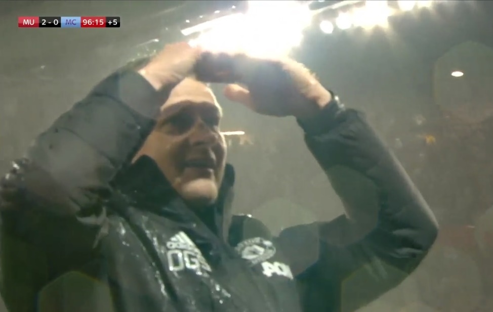 23 hình ảnh thú vị trận derby Manchester: 'Đam mê' United là bất diệt! - Bóng Đá