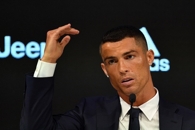 NÓNG: Hết tình, Ronaldo âm mưu phá bĩnh phòng thay đồ Real - Bóng Đá