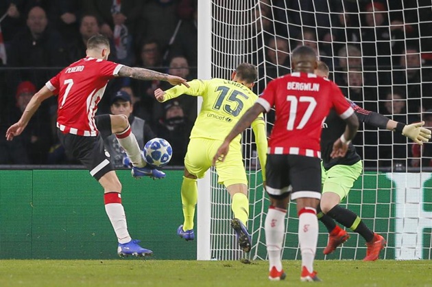 Xuất sắc, Messi vượt mặt Ronaldo, tiếp tục khiến thế giới ngã mũ - Bóng Đá