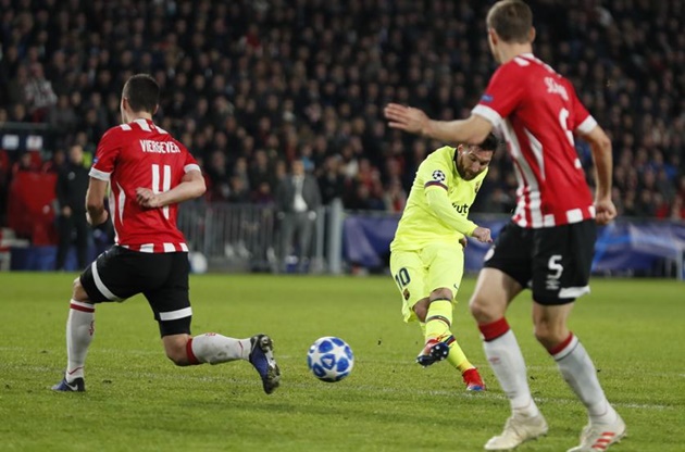 Xuất sắc, Messi vượt mặt Ronaldo, tiếp tục khiến thế giới ngã mũ - Bóng Đá