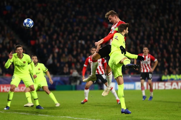Xuất sắc, Messi vượt mặt Ronaldo, tiếp tục khiến thế giới ngã mũ - Bóng Đá