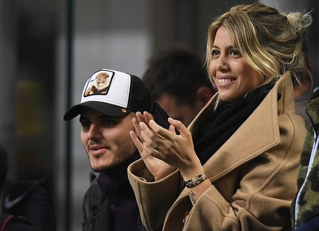 Unsettled Mauro Icardi and his wife and agent Wanda all smiles as they watch dramatic victory at San Siro - Bóng Đá
