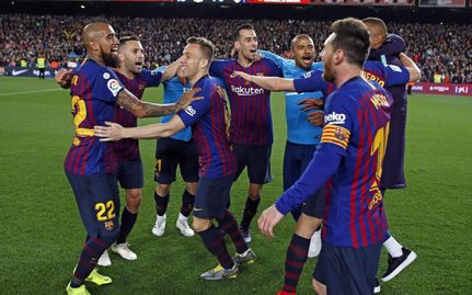 Vượt qua hành trình 9 năm, Barca xúc động đăng quang La Liga tại Camp Nou - Bóng Đá