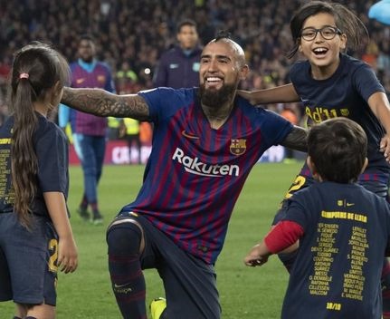 Vượt qua hành trình 9 năm, Barca xúc động đăng quang La Liga tại Camp Nou - Bóng Đá