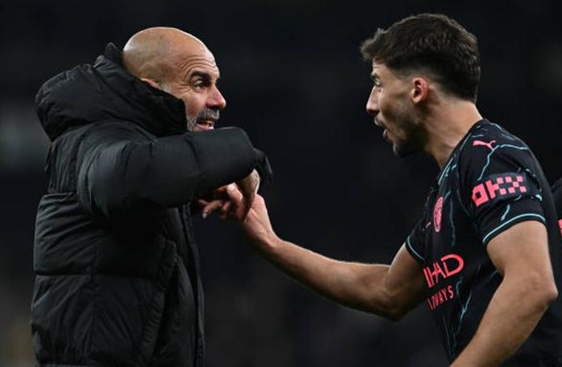 Pep Guardiola loay hoay với "gót achilles" của Man City