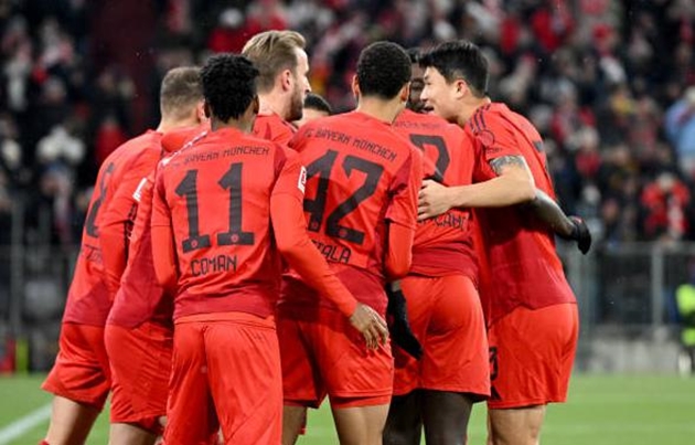 Bayern Munich 3-0 Augsburg: Harry Kane "nổ" hattrick, Bayern thắng trận thứ 5 liên tiếp tại Bundesliga
