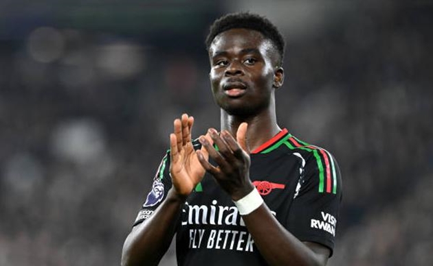 Vùi dập West Ham, Saka gửi lời cảnh báo Man City, Liverpool