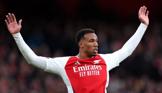 Fan Arsenal không thể tin vào mắt với Gabriel Magalhaes
