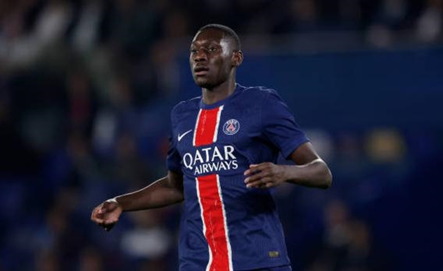 Chuyển nhượng sáng 25/12: PSG mời Arsenal mua Kolo Muani; M.U chịu chi vì Osimhen