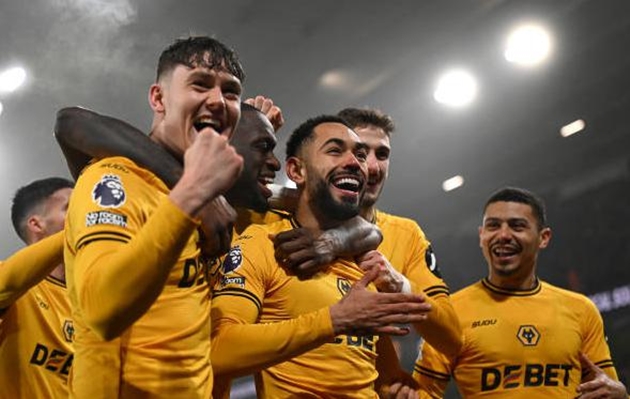 Man Utd thua đau Wolves trong ngày Bruno hóa "tội đồ"