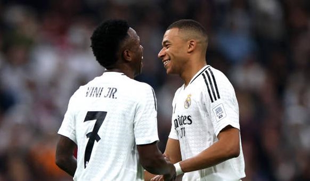 So kè Mbappe, Vinicius khiến Real khó xử