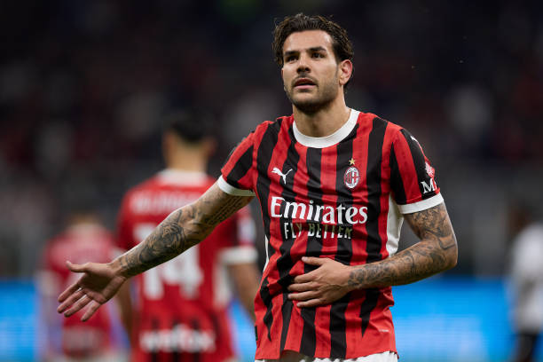 Ảnh bài viết Theo Hernandez khiến các ông lớn "mừng thầm"