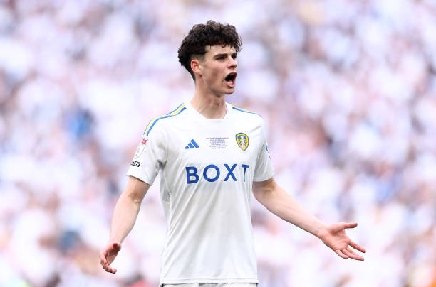 Chelsea tính tranh sao trẻ Leeds với M.U