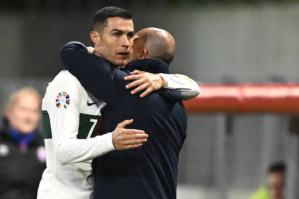 Roberto Martinez "nịnh" Ronaldo
