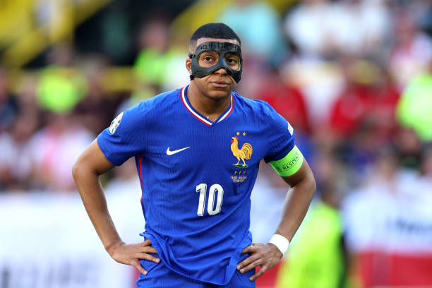 Mbappe: "Chơi bóng với chiếc mặt nạ thật kinh khủng"